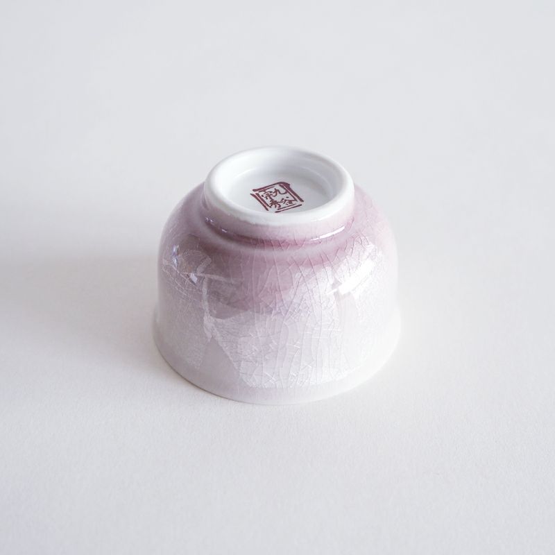 銀箔を貼り付けた上に釉薬を塗り焼き上げます