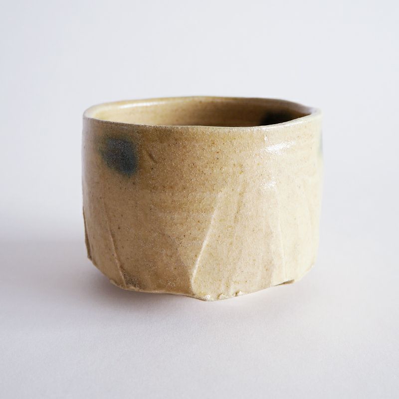 黄褐色の釉薬が印象的な黄瀬戸抹茶碗