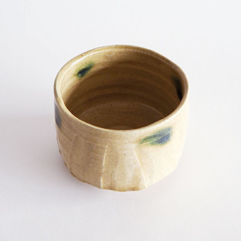 黄瀬戸の特有の緑色の斑文がアクセント