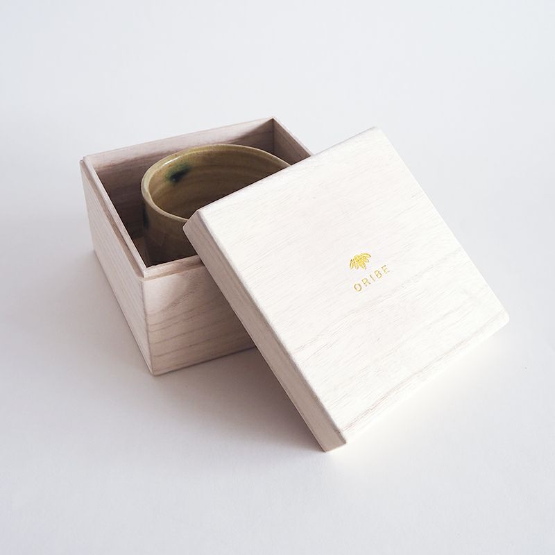 桐箱に入り、贈り物にもおすすめの抹茶碗です