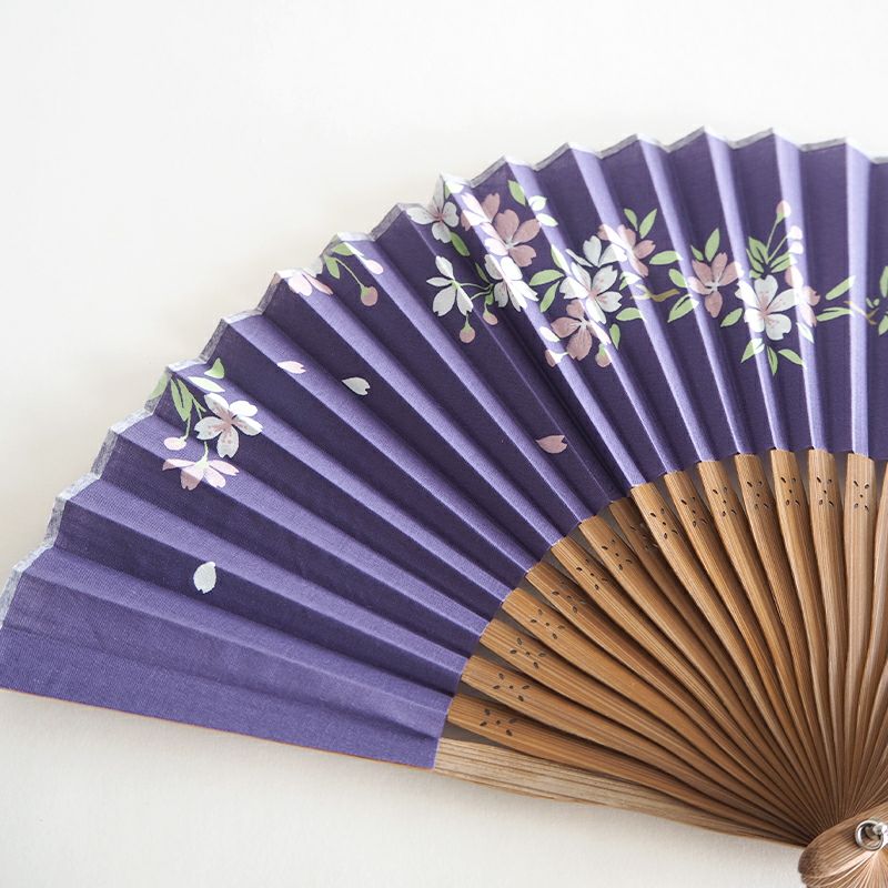 パープルの背景に舞う桜が華やか