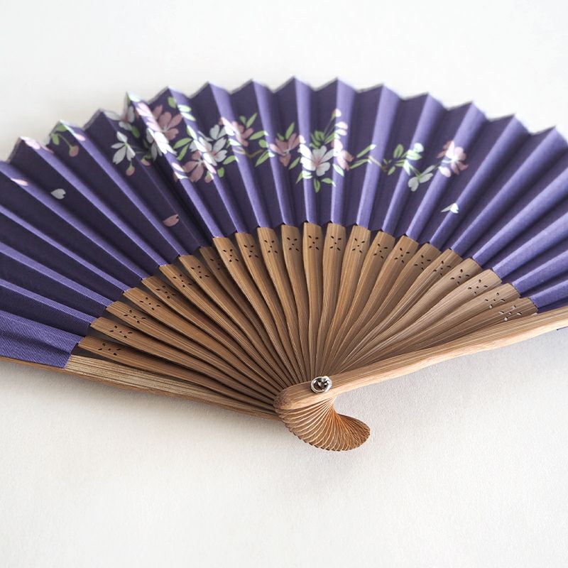 中骨には桜をイメージした透かし彫りが施されています