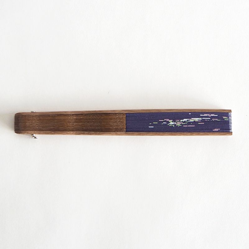 華やかさと落ち着いた雰囲気を合わせ持つ扇子です