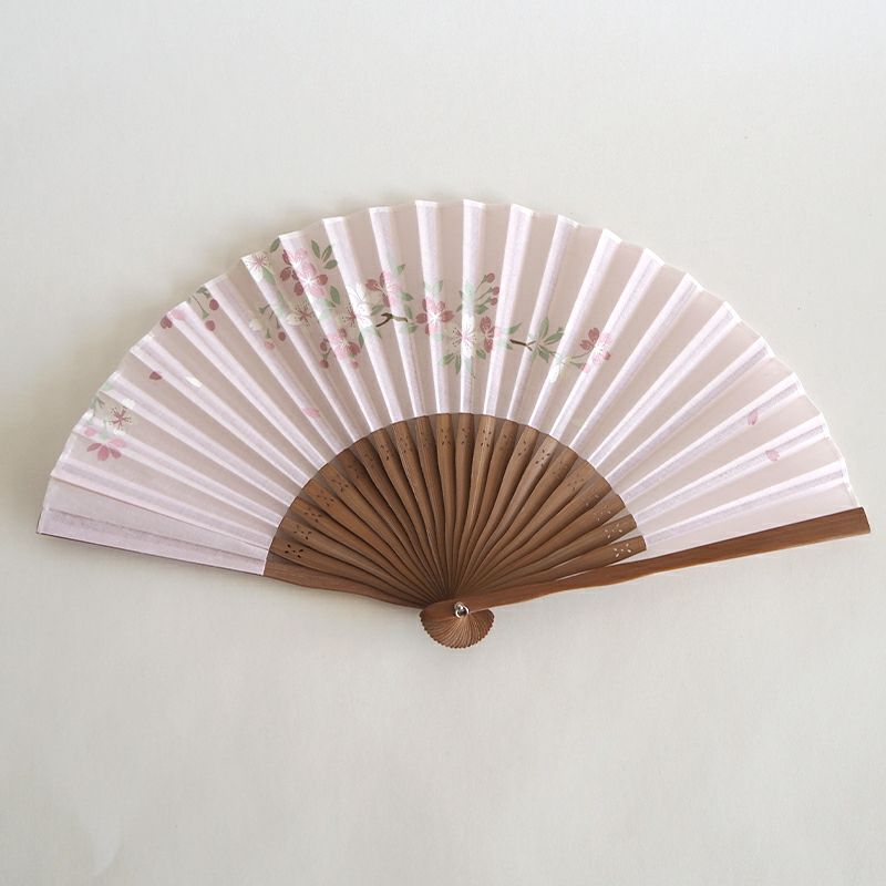 ピンクの背景に舞う桜が華やか