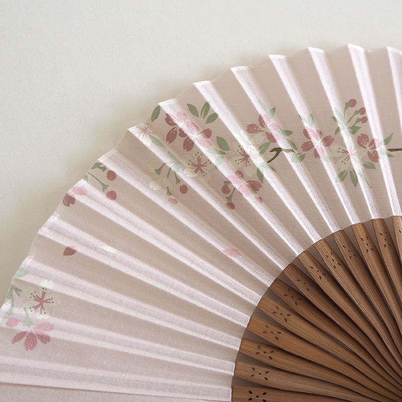 華やかさと落ち着いた雰囲気を合わせ持つ扇子です