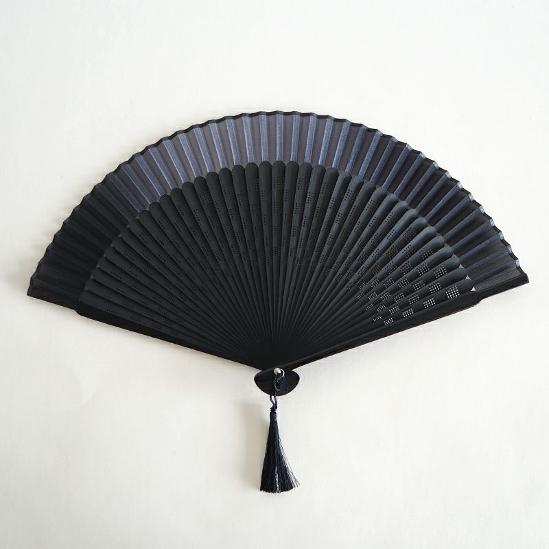 シックな黒が引き立つ扇子です