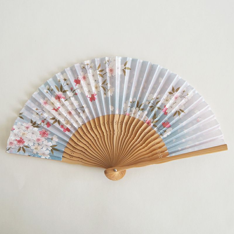 涼し気な水色を背景に淡い桜が描かれています