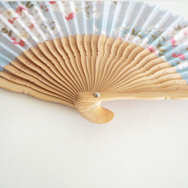 曲線を生かした中骨が桜の絵柄にマッチします