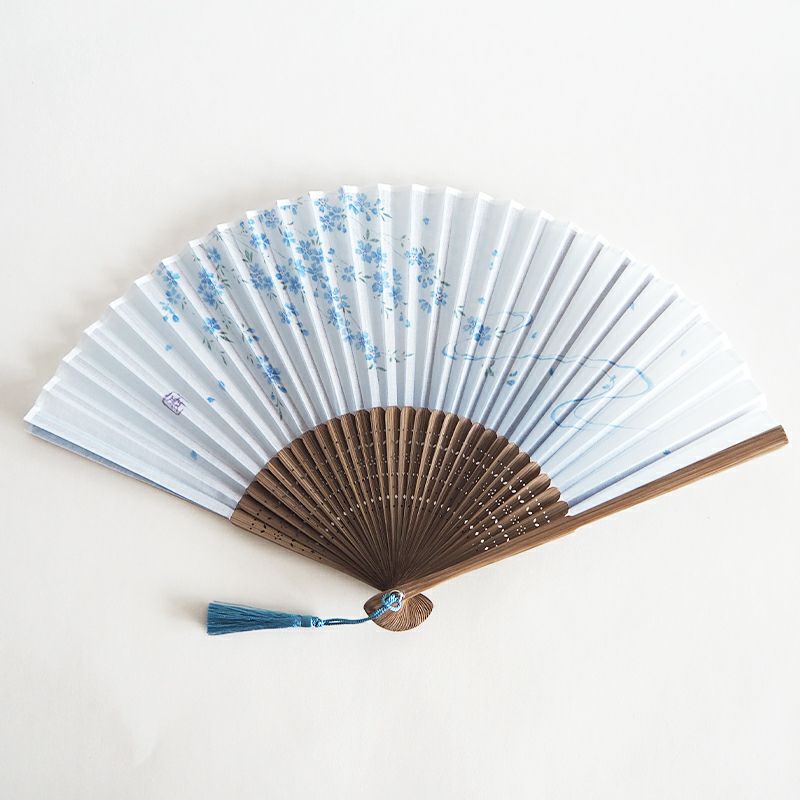 透け感のある綿生地に淡いブルーの桜が印象的です