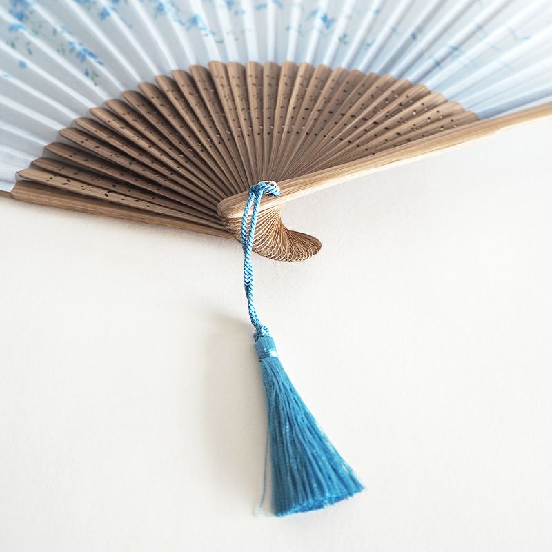 中骨に桜をイメージする透かし彫りが彫が施されています