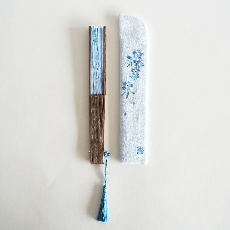 扇子袋は綿生地で扇面に合わせた刺繍が入ります