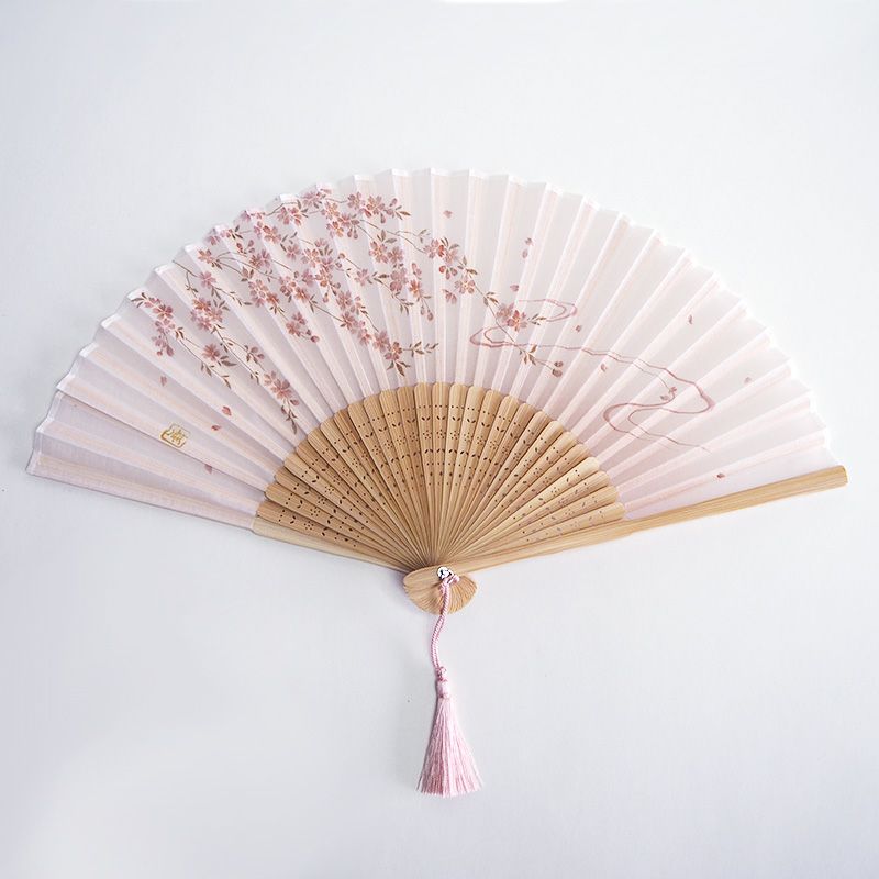 透け感のある綿生地に淡い桜が印象的です