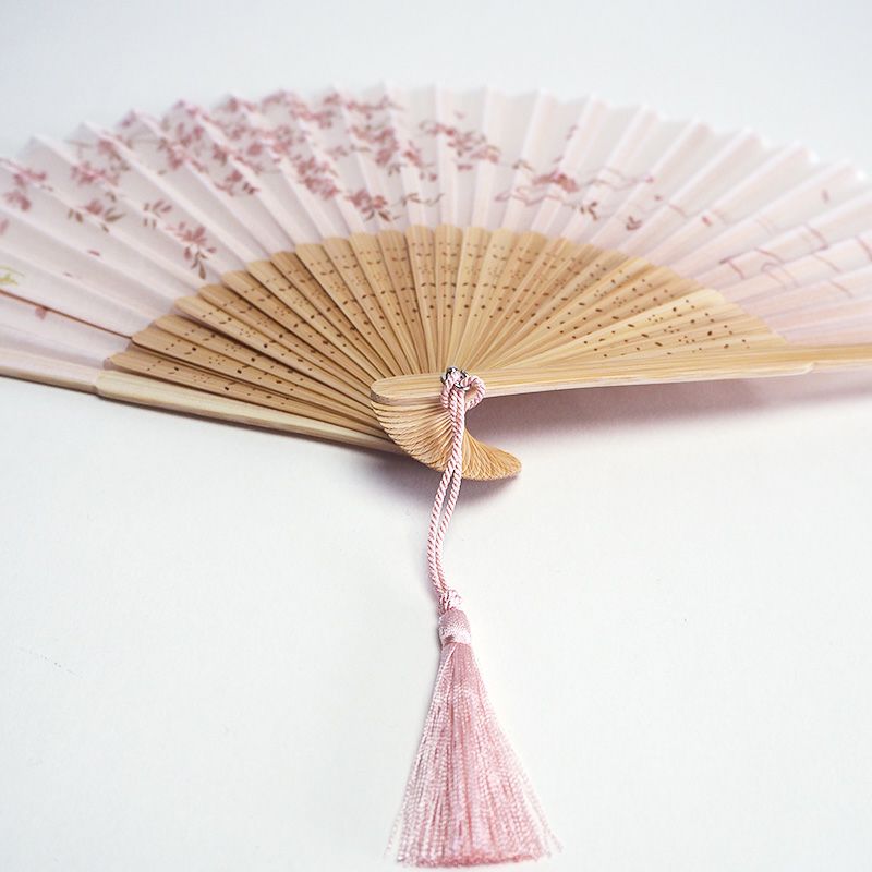 中骨に桜をイメージする透かし彫りが彫が施されています