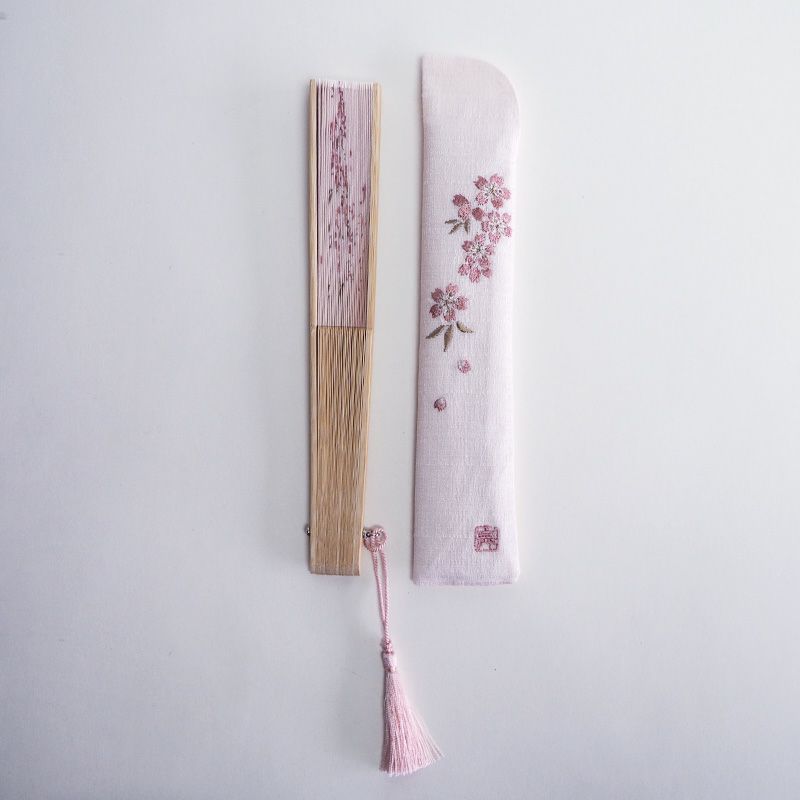 扇子袋は綿生地で扇面に合わせた刺繍が入ります