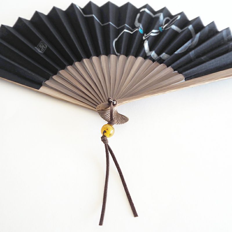 竹を繊細で丁寧に削った中骨