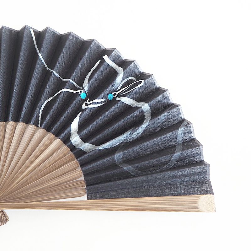 透け感のある扇面に縁起の良い瓢箪の筆描き