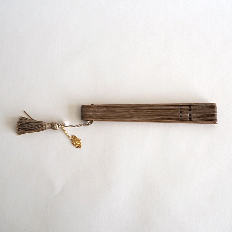 大きめの房がアクセントになっています