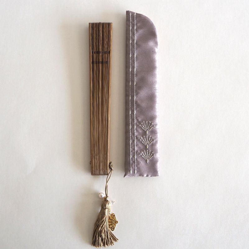 扇子袋は飾り彫りをモチーフにした刺繍が入っています