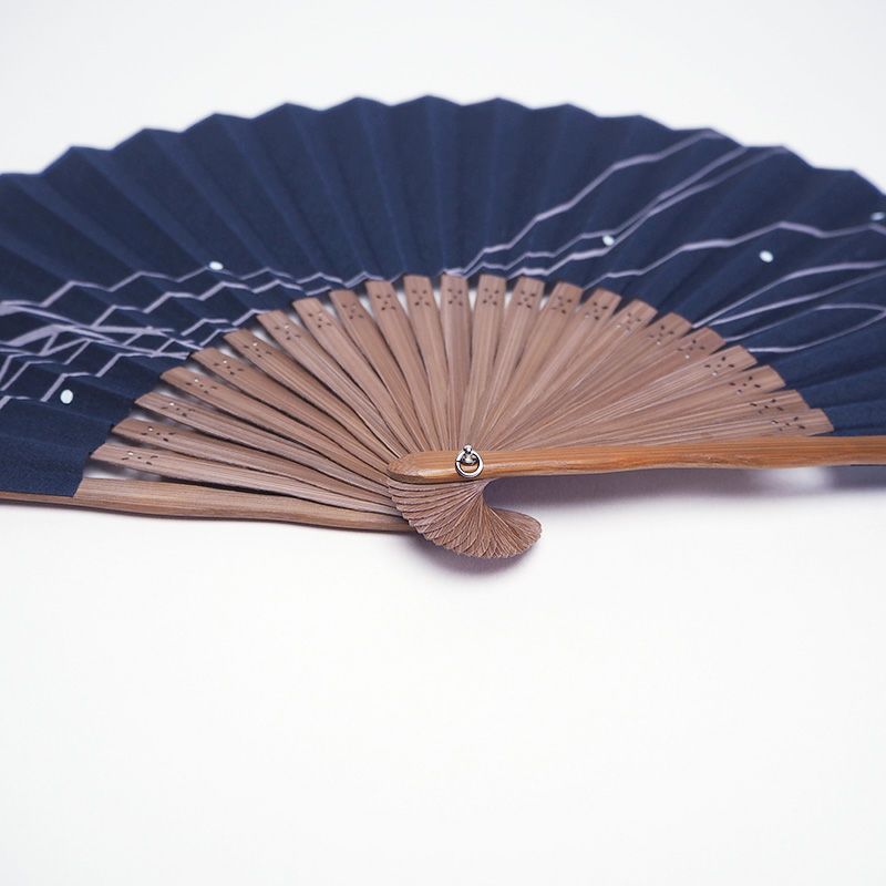 中骨の飾り彫りもアクセントになっています