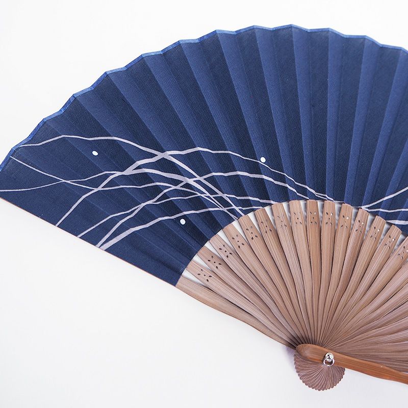 やや透け感のある生地に波の絵柄が涼を感じさせます