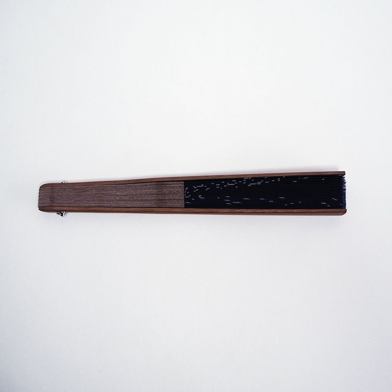 シンプルな形状の扇子です