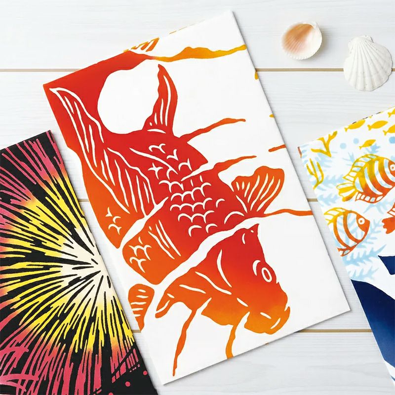 波紋の下で尾を揺らす