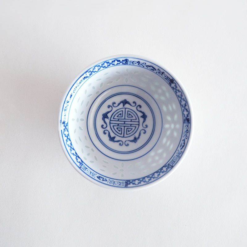 白地に藍色の絵柄が透かし紋様を引き立てます