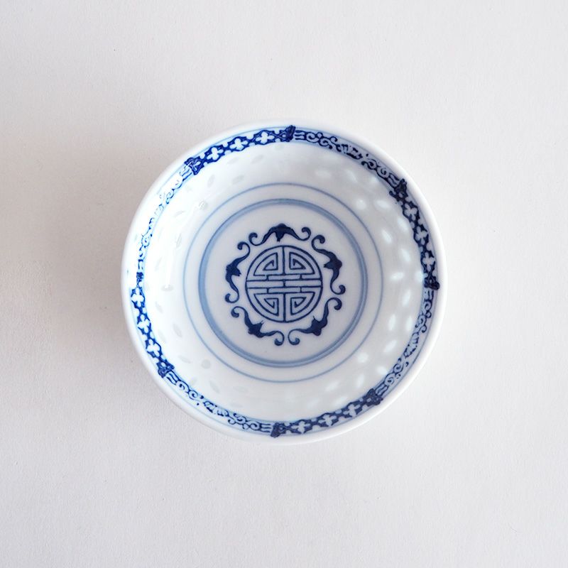 磁器の白地と藍色の絵柄が映える小皿です