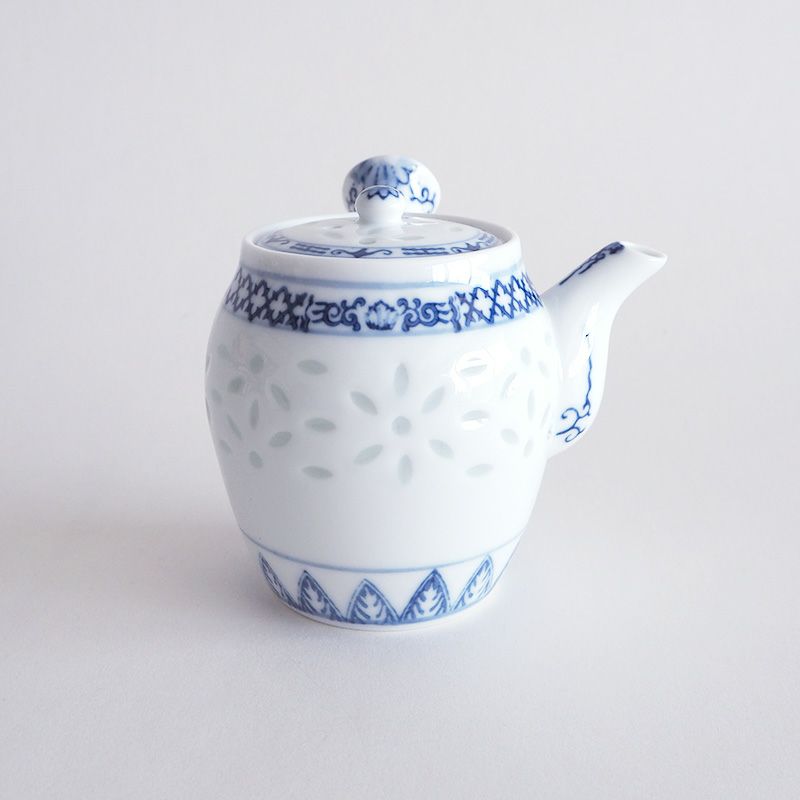 透かし彫りが全面に施されています