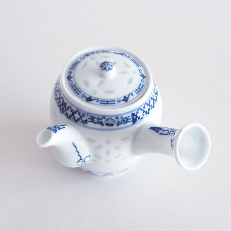 シンプルな形状の急須です