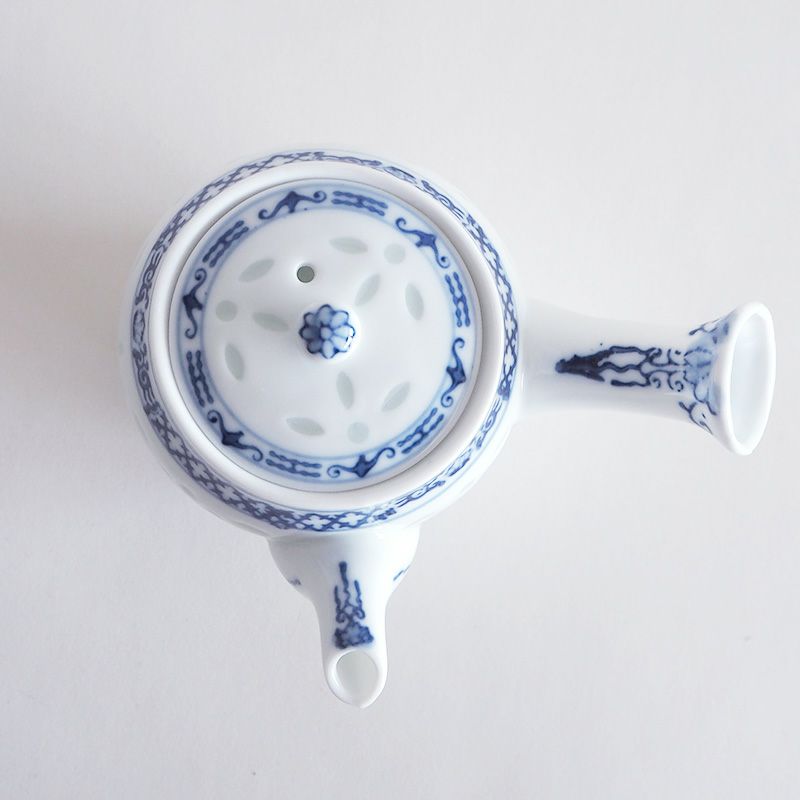 注ぎ口と持ち手にも絵柄が施されています