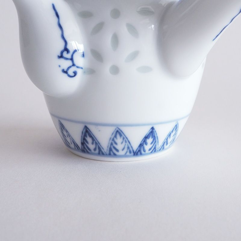 幾何学模様がエキゾチックな印象を醸し出しています