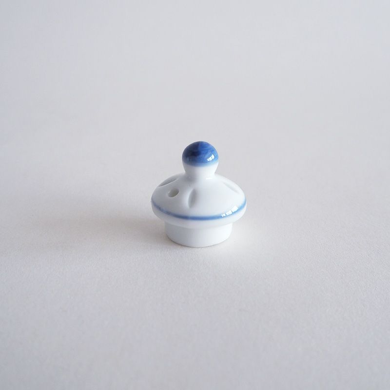 摘まみやすい形状の蓋です