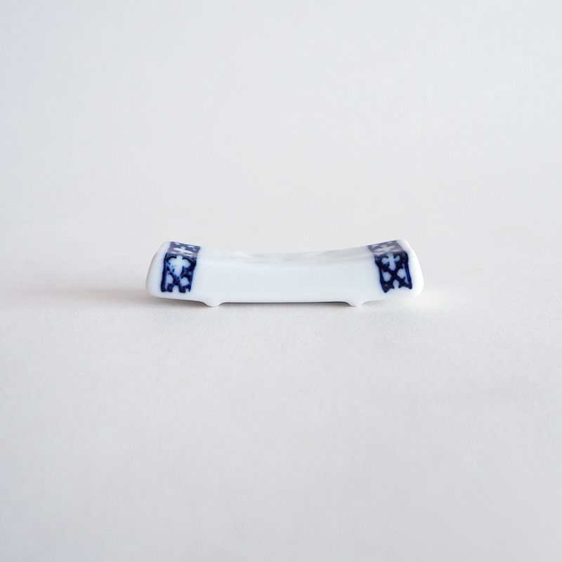 箸を乗せやすいシンプルな形状です