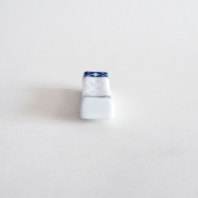 箸を乗せやすいシンプルな形状です