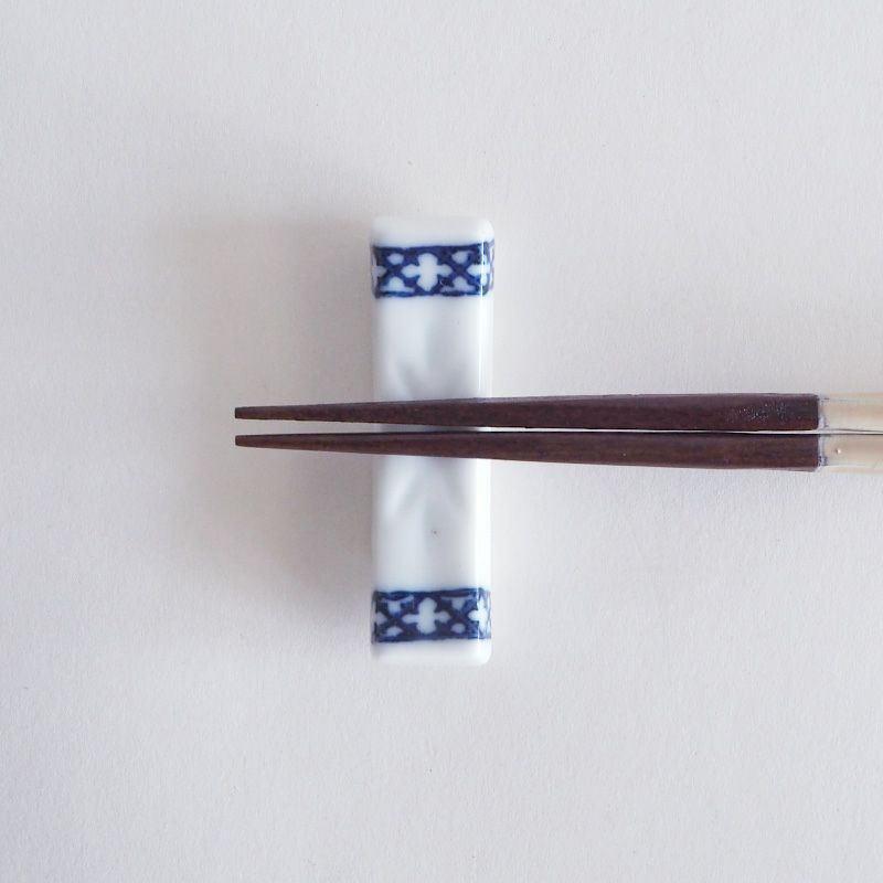 箸を乗せやすいシンプルな形状です