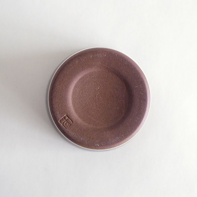 裏底はざらりとした素焼きになっています