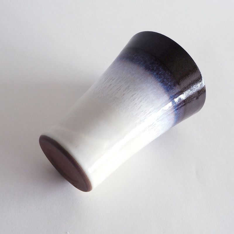 スタイリッシュなフォルムのビアグラスです