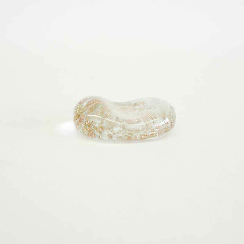 金ラメのガラス製箸置きがついています