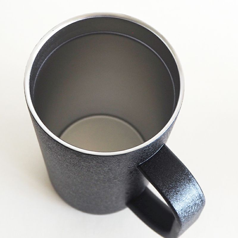 なめらかな口当たりでマットな質感