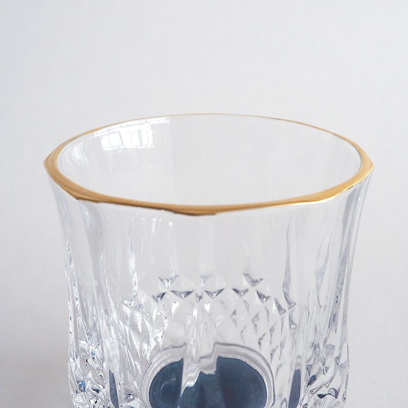 飲み口に施された金線がアクセントになっています