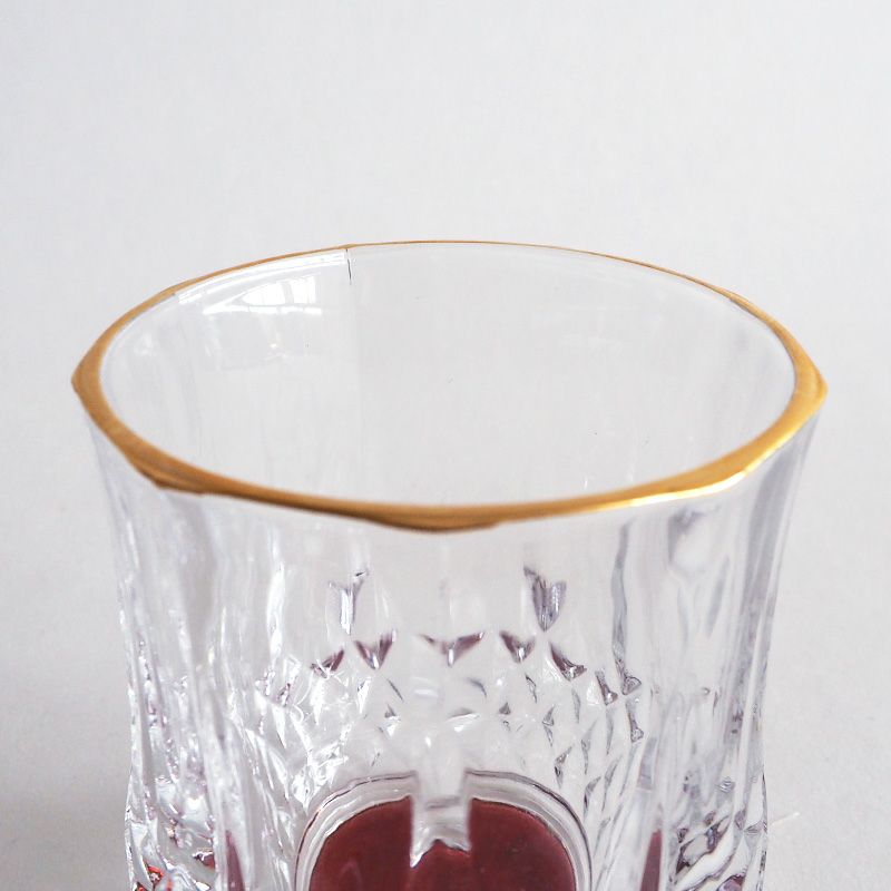 飲み口には金線がアクセントになっています