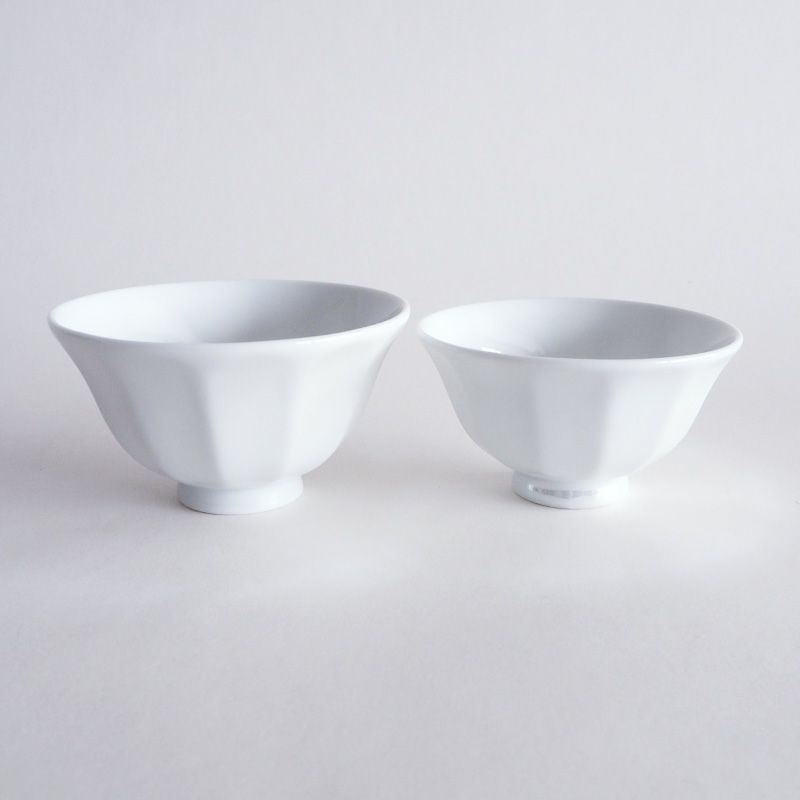 透き通るような白が印象的な茶碗です