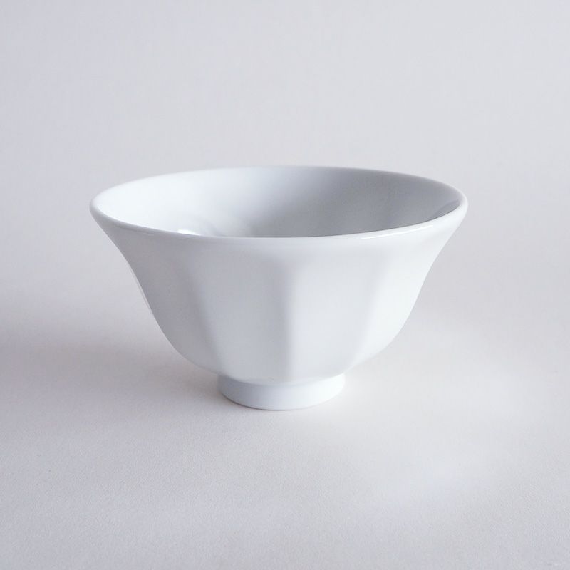 面取りされた美しい曲線の茶碗です