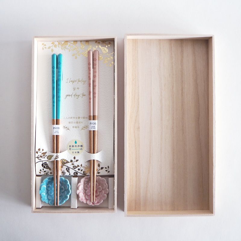 ビビットなカラーのペア箸と花彫りの箸置きのセットです