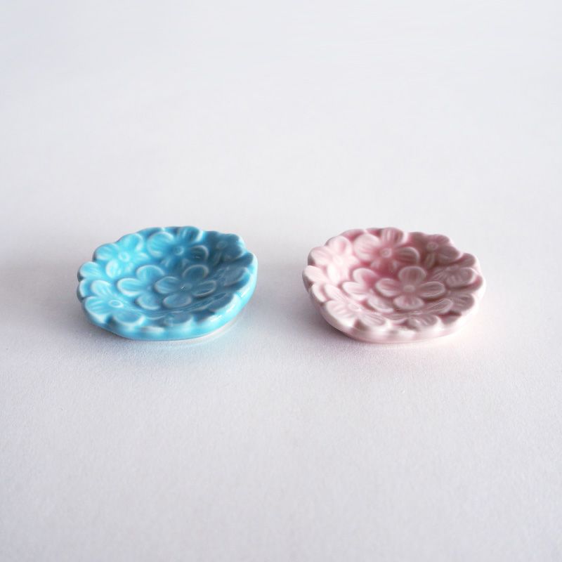 細部まで彫り込まれた花彫りの箸置きです