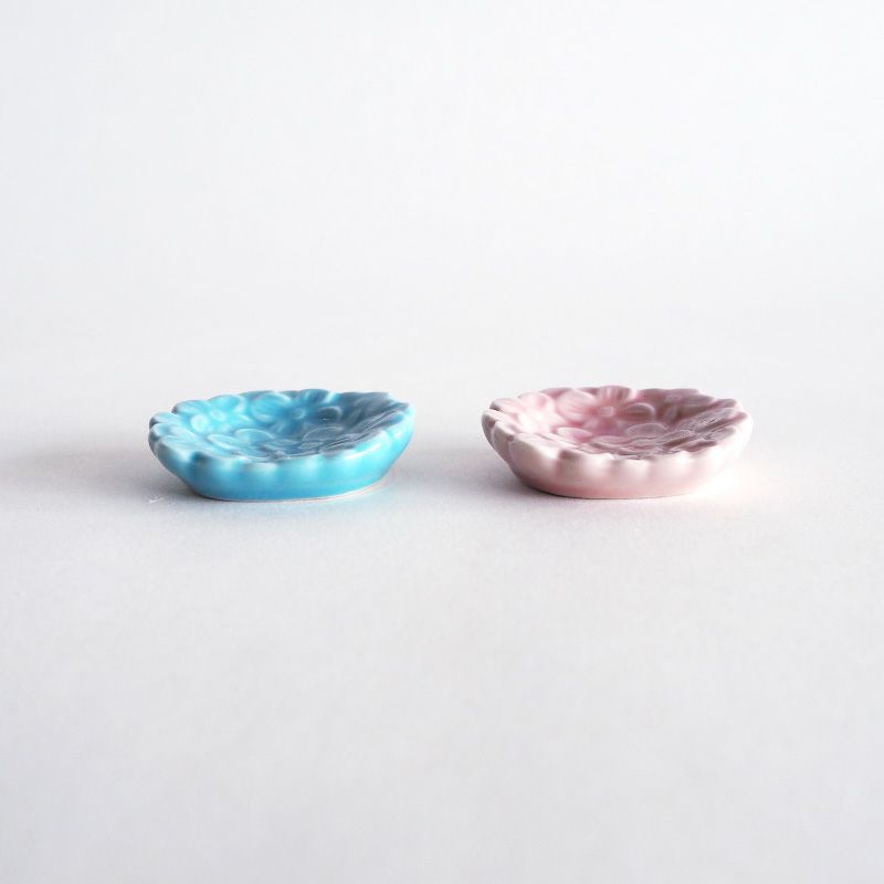 細部まで彫り込まれた花彫りの箸置きです