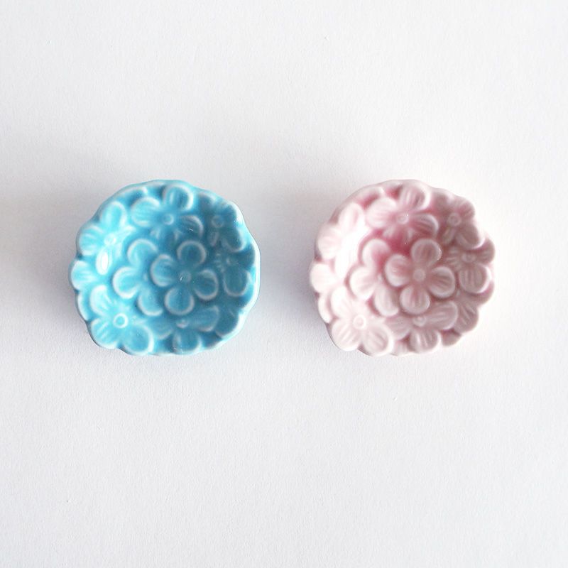 細部まで彫り込まれた花彫りの箸置きです