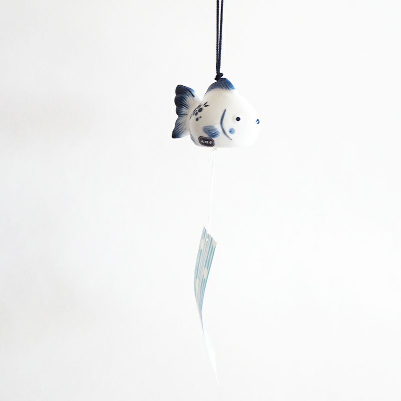 手にすると思わずほほえましくなるようなかわいい金魚の風鈴