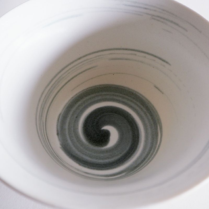 淡いグレーの渦巻き模様が印象的